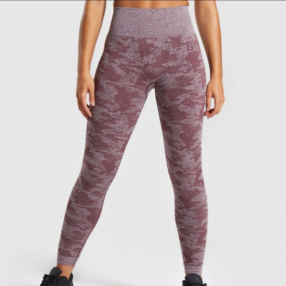 Gymshark original camo leggings in berry red, in great condition!